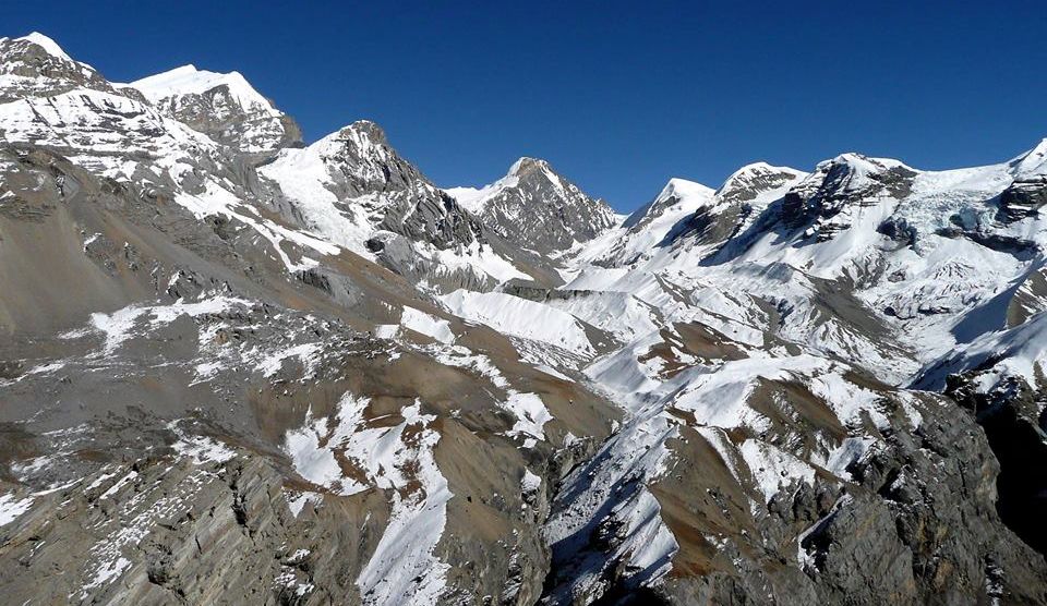 Chulu Peaks on ascent to Tharong La