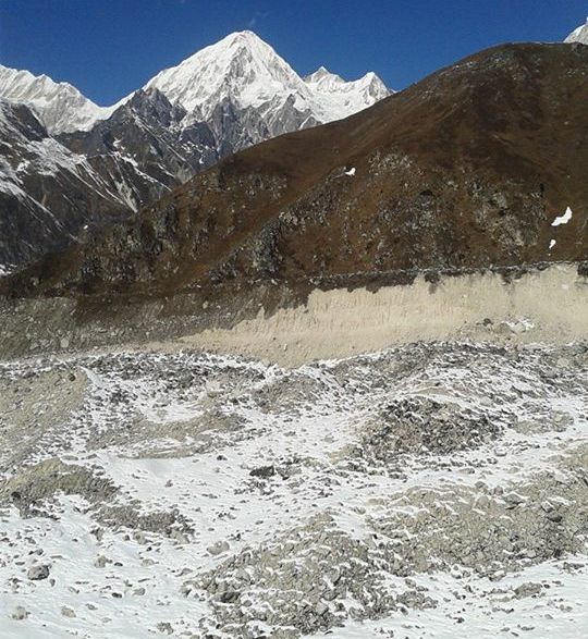 Himlung Himal ( 7126m ) in The Peri Himal on descent from Larkya La