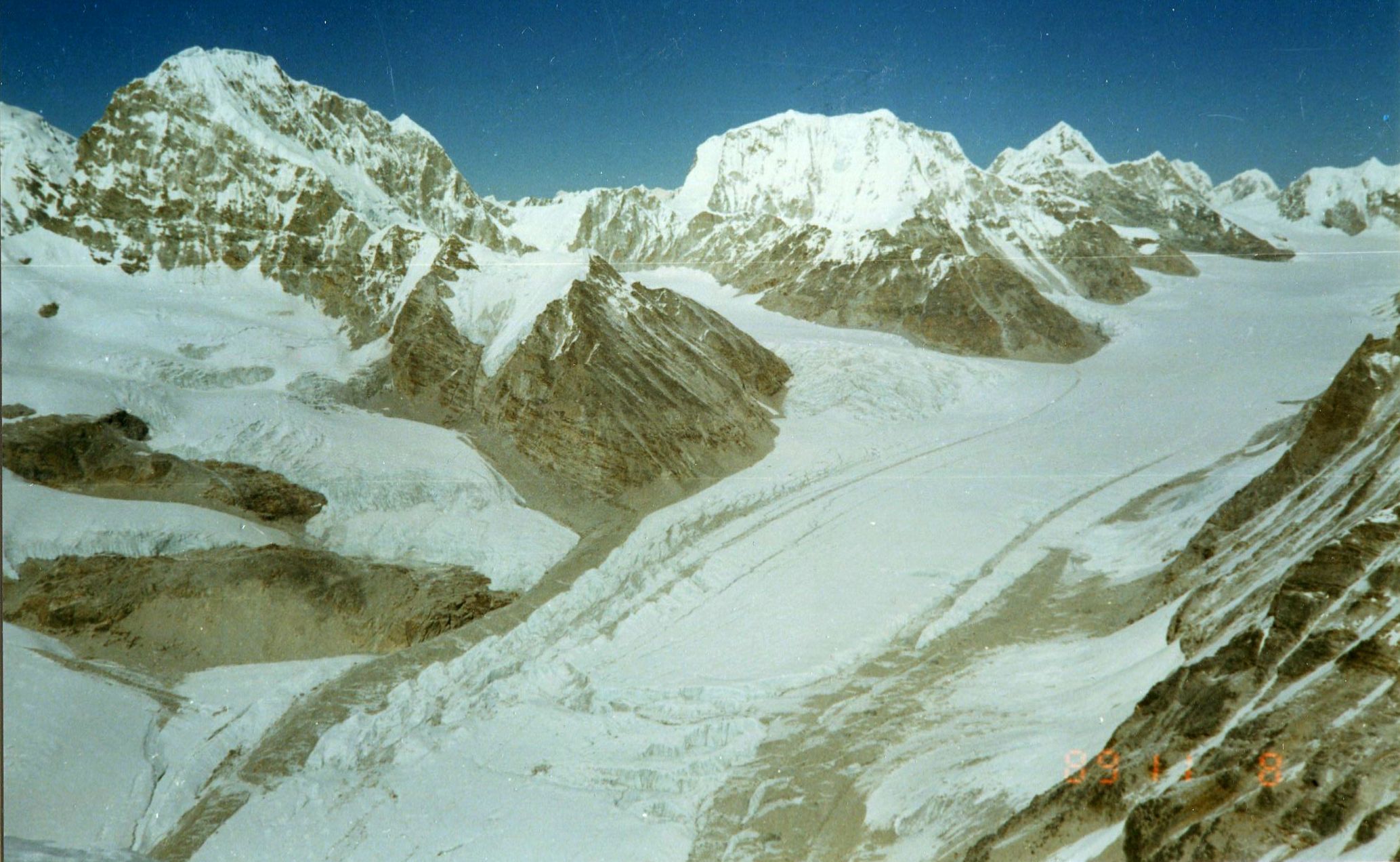 Trakargo ( 6793m ), Menlungtse ( 7181m ) and Drolamboa Glacier from Parchamo