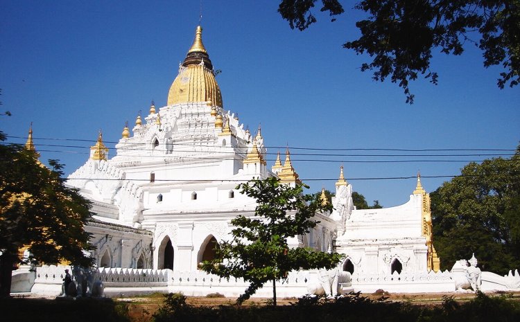 Kyauktawgyi Paya at ancient city of Amarapura near Mandalay in northern Myanmar / Burma