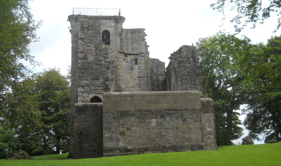 Crookston Castle near Rosshall Park