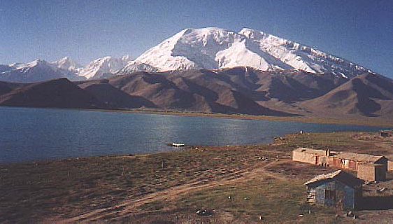 Mustagh Ata ( 7546m ) in the Pamirs in Xinjiang province of China 